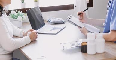 service infirmier à domicile et soins cardiologie personnes âgées. gros plan sur une jeune infirmière médecin hispanique vérifier le rythme cardiaque du patient homme caucasien mature à l'aide d'un stéthoscope pendant la visite photo