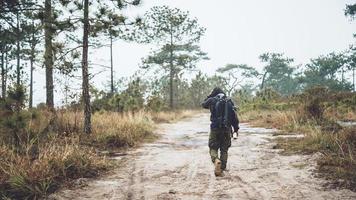 les hommes asiatiques voyagent photographie nature. voyager se détendre. marcher sur le chemin. étude de la nature dans la jungle. Thaïlande photo