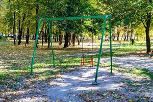 photographie sur le thème aire de jeux vide avec balançoire en métal pour les enfants photo