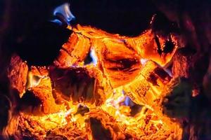 belle cheminée ancienne avec feu à flamme légère pour chauffer la pièce du bâtiment photo