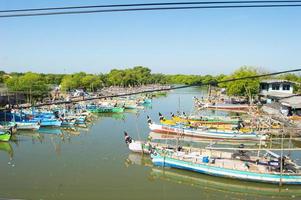 vue sur la rivière avec des bateaux de pêche traditionnels qui sont garés photo