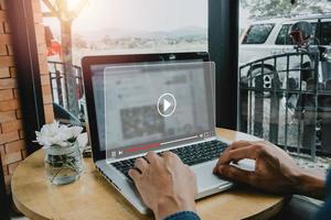 streaming vidéo sur internet, personne regardant un film ou une série télévisée en ligne sur un ordinateur portable, concept de flux numérique en direct basé sur un abonnement. photo