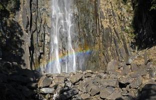 cascade de nachi près de kii-katsuura au japon par une journée ensoleillée avec arc-en-ciel photo