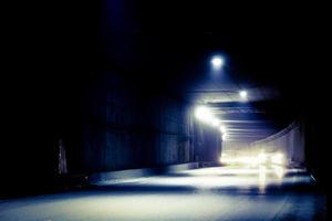 tunnel sombre avec véhicule en mouvement. tunnel avec sentiers de lumière. photo