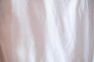 papier blanc propre, fond froissé, abstrait. papier blanc froissé, texture dégradée de linge de lit blanc style de courbe floue de tissu de luxe abstrait, linge de lit froissé et ombres gris foncé, photo