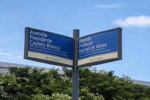 rio, brésil - 03 janvier 2023, signalisation et plaque d'identification avec le nom de la rue photo