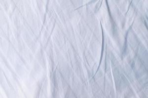 Linge de lit blanc texture dégradée style courbe floue de tissu de luxe abstrait, linge de lit froissé et ombres gris foncé, arrière-plan photo
