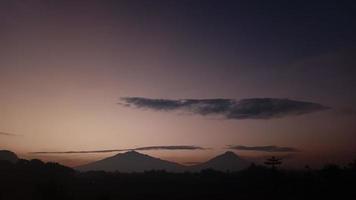 lever du soleil avec fond de vue sur la montagne, mont merapi et merbabu indonésie photo