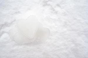pile de coeurs - un symbole d'amour, fait de glace, allongé sur la neige. Saint Valentin. notion romantique. espace de copie. photo