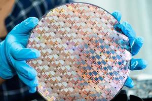 plaquette de silicium pour la fabrication de semi-conducteurs de circuits intégrés. photo