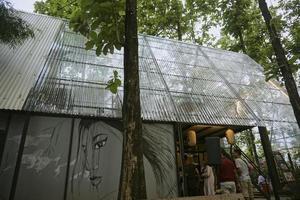 un bel immeuble au toit transparent dans la forêt. inspiration déco. photo