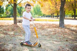 petit garçon dans le parc photo