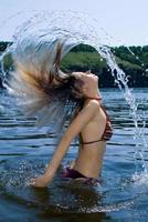 la jeune femme se baigne dans la rivière photo