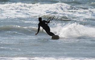 silhouette de kite surfeur photo