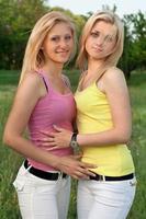 portrait de deux jolies blondes souriantes photo