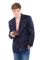 jeune homme posant avec un verre de whisky photo