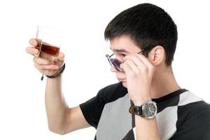 jeune homme avec un verre photo