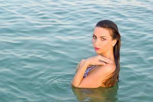 belle jeune femme mouillée dans l'eau photo