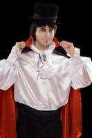 jeune homme en costume du comte dracula photo