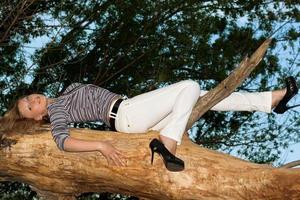 jeune femme sur le tronc d'arbre photo