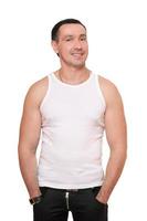 homme souriant dans un t-shirt blanc photo