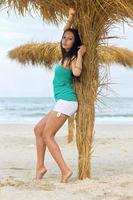 jolie jeune femme sur une plage photo