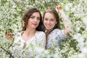 deux belles jeunes femmes photo