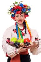 femme dans les vêtements nationaux ukrainiens avec des fruits photo