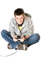jeune homme furieux avec un joystick pour console de jeu photo