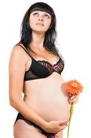 portrait d'une jolie jeune femme enceinte photo