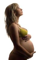 jeune femme enceinte en lingerie jaune. isolé photo