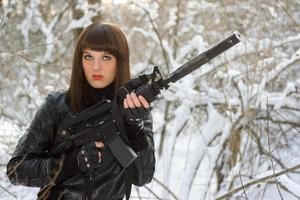 portrait de jeune femme au fusil photo