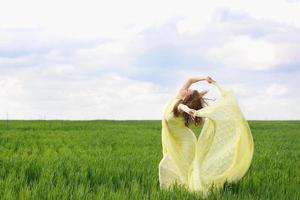 belle jeune femme qui danse photo