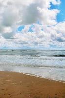 ciel nuageux au-dessus de la mer orageuse photo