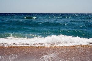 vagues au bord de la mer noire photo
