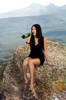 jeune femme avec une bouteille de champagne photo