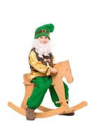 mignon petit garçon posant dans un costume de gnome photo