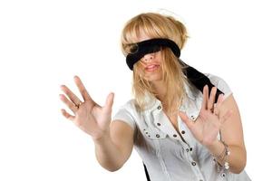 belle jeune femme avec les yeux bandés. isolé sur blanc photo