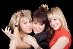 portrait des trois jeunes femmes espiègles. isolé photo