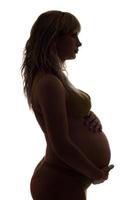 silhouette d'une jeune femme enceinte photo