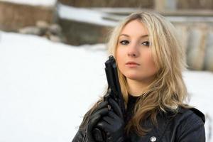 fille chaude contre la neige photo