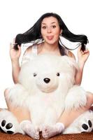 fille joyeuse avec un ours en peluche photo