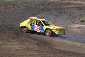 course pour la survie. voiture jaune photo