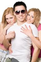 portrait de deux femmes blondes joyeuses avec un jeune homme photo