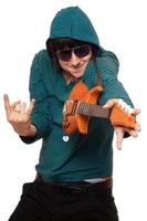 homme à lunettes de soleil avec une petite guitare photo