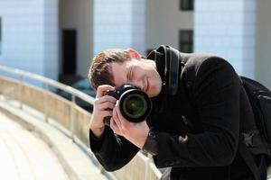 jeune homme en manteau noir photo