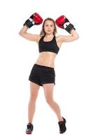 jeune femme posant avec des gants de boxe photo