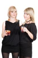 deux jeunes beauté blonde avec des cocktails. isolé photo