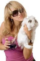 jeune femme tenant un lapin de compagnie photo