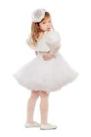 petite fille en robe blanche photo